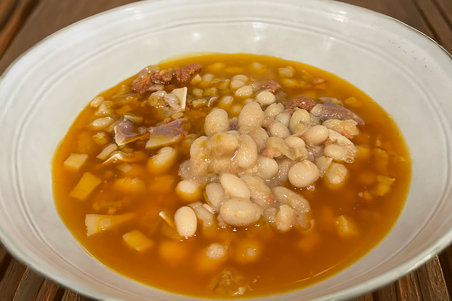 judías blancas con chorizo y oreja de cerdo