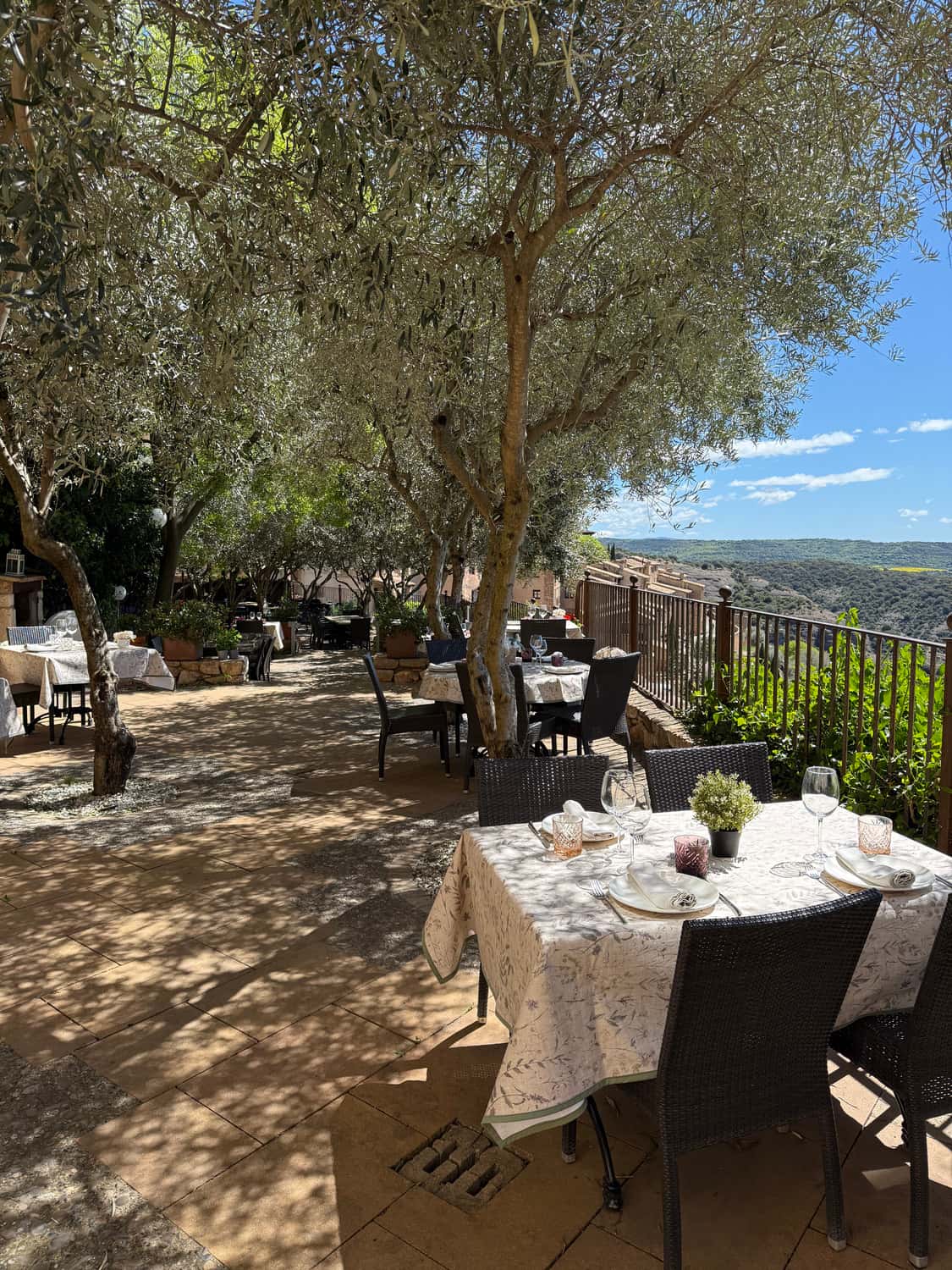 restaurante con terraza alquezar